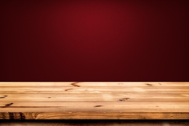 테이블 상단 그라데이션 배경에 초점을 맞춘 제품 배치 또는 몽타주를 위한 빈 나무 테이블
