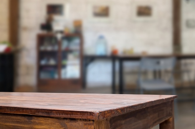 Пустой деревянный стол и интерьер интерьера комнаты, дисплей монтажа продукта