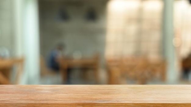 Пустой деревянный стол или полка на размытом фоне ресторана
