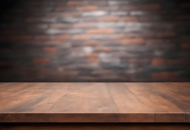Пустая деревянная поверхность стола с размытой кирпичной стеной на заднем плане