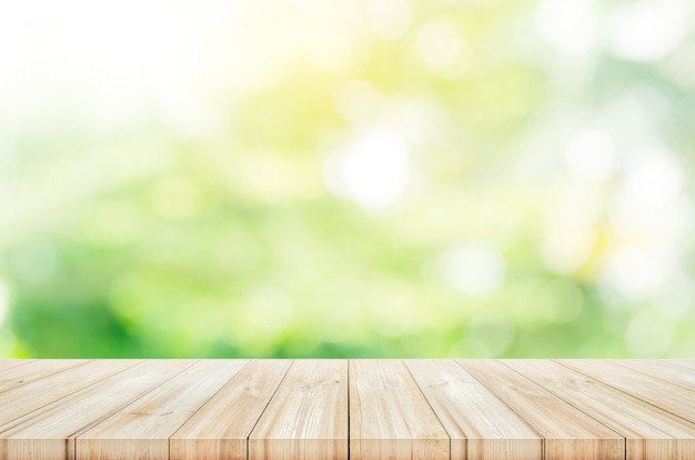 緑色の庭の背景がぼんやりとした空の木製テーブルトップ。