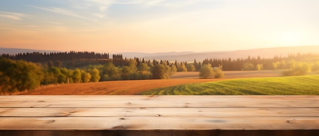 Пустая деревянная столовая с фермерским пейзажем с трактором во время осеннего заката