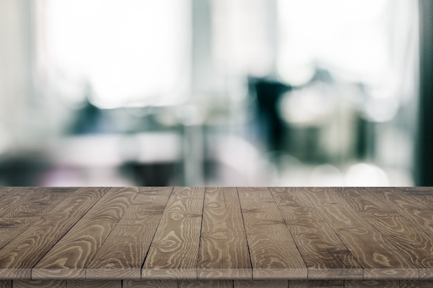 Foto tavola di legno vuota con scena sfocata