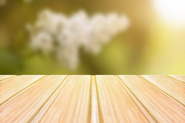 Фото Пустой деревянный стол с размытым фоном весны, боке цветов и парк