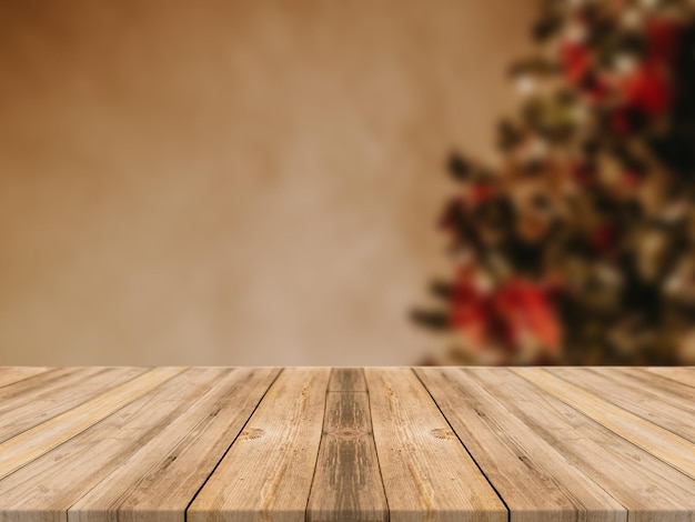 Foto tavolo vuoto in legno e stanza sfocata con uno sfondo di albero di natale, adatta per il montaggio di prodotti