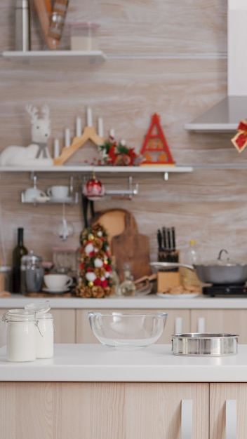 아무도 없는 빈 크리스마스 장식 요리 주방은 전통적인 크리스마스 축하를 위한 준비가 되어 있습니다