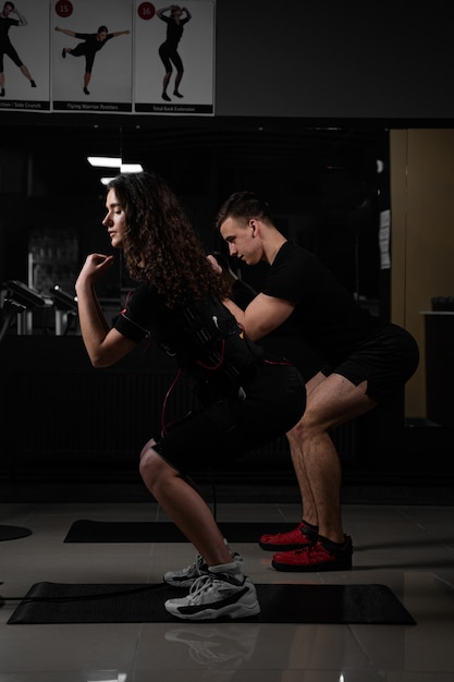 EMS-groepstraining voor twee mannen en vrouwen in de sportschool