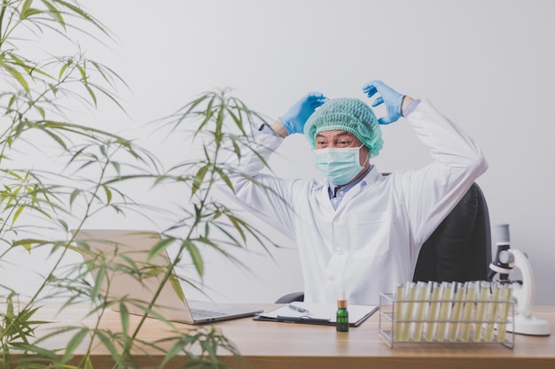 En cannabisonderzoekers experimenteren