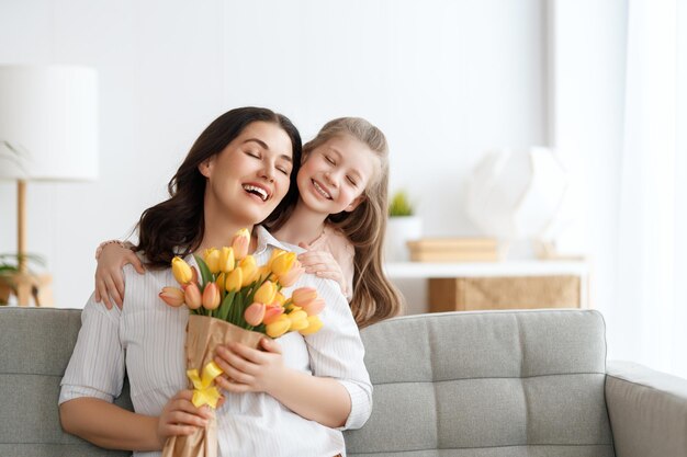 Foto en dochter en moeder met bloemen