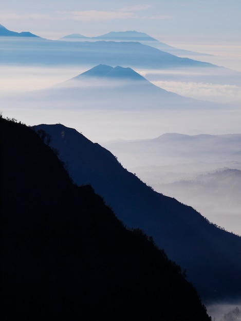 Фото Очаровательный вид на холмы бром и горы