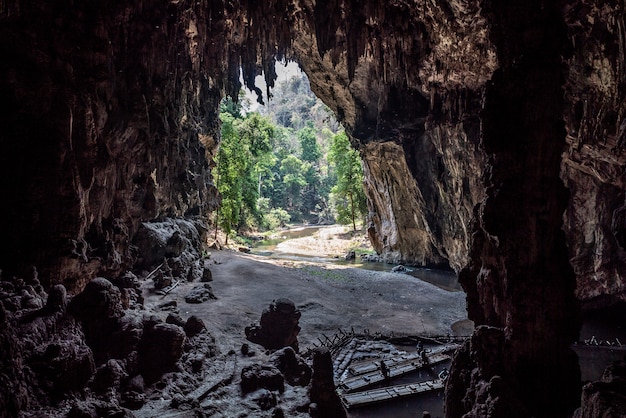 Alla fine della caverna all'interno della grotta di tham lod, pai, maehongson, tailandia