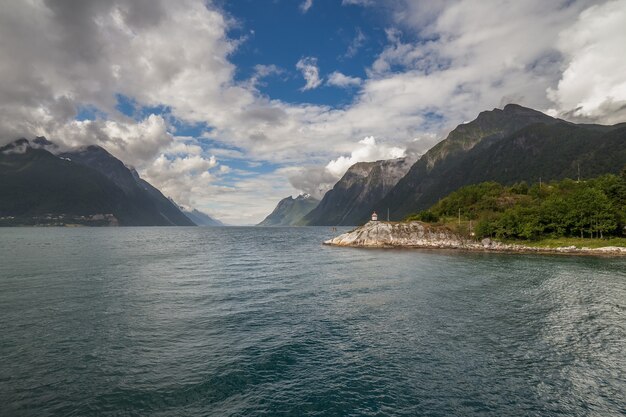 フィヨルドの終わり。美しいノルウェーの風景。フィヨルドの眺め。澄んだ水の中のノルウェーの理想的なフィヨルドの反射曇りの天気