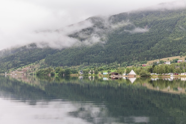 フィヨルドの終わり。美しいノルウェーの風景。フィヨルドの眺め。澄んだ水の中のノルウェーの理想的なフィヨルドの反射曇りの天気