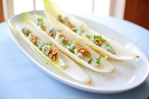 Foto endive salade met blauwe kaas walnoten en honing druppel