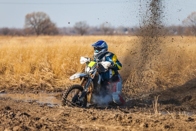 エンデューロバイクライダーが深い泥の中で立ち往生