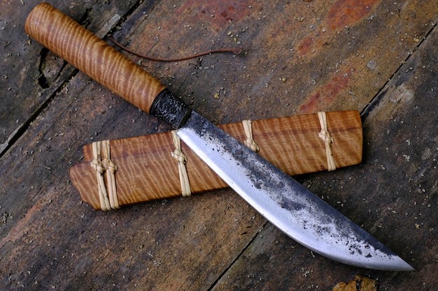 Coltello enep personalizzato nell'involucro in legno tabaek con motivo tiger naturale su vecchio tavolo fatto a mano in thailandia