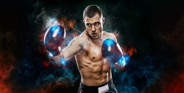 Energie en kracht boksen concept sportman muay thai bokser vechten in handschoenen geïsoleerd op zwart