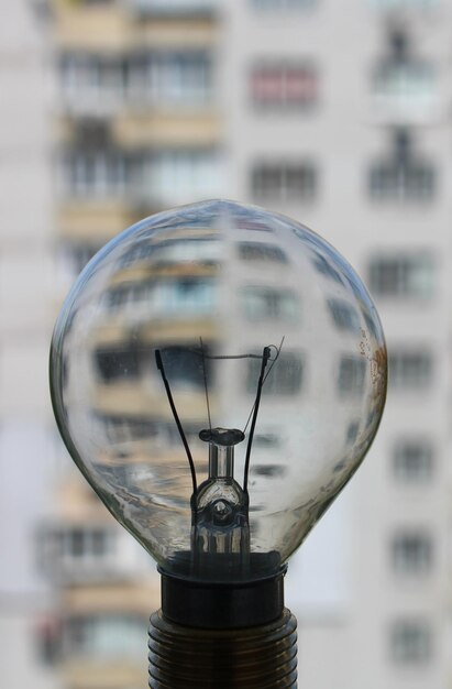 Foto energiebesparend concept modern gebouw in een doorzichtige filamentbulb