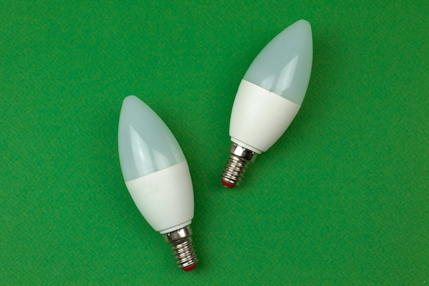 Energiebesparende en milieuvriendelijke LED-lampen. Groene achtergrond, plat leggen, bovenaanzicht en ruimtefoto kopiëren