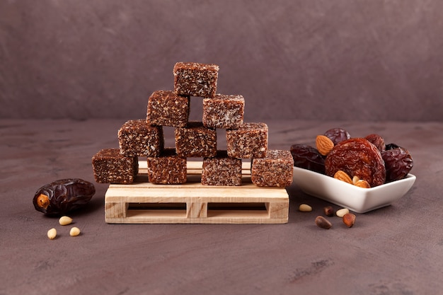 Energy bites gemaakt van gedroogde dadels, pruimen of abrikozen met honing en noten