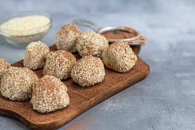 Photo energy bites without baking are made from ingredients