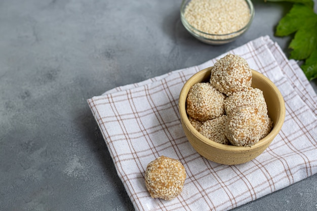 Photo energy bites without baking are made from ingredients