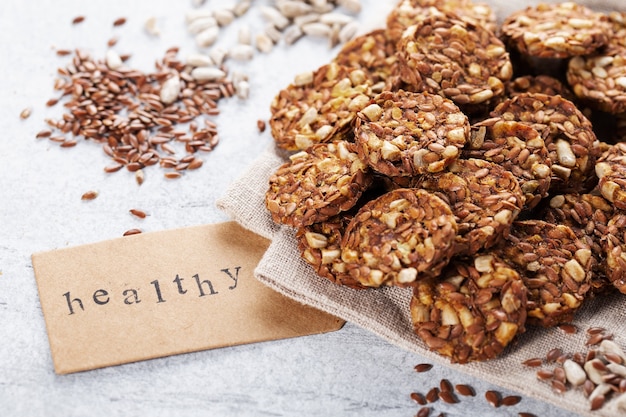 Foto biscotti energetici o fette biscottate di semi di sesamo semi di lino e altri cereali