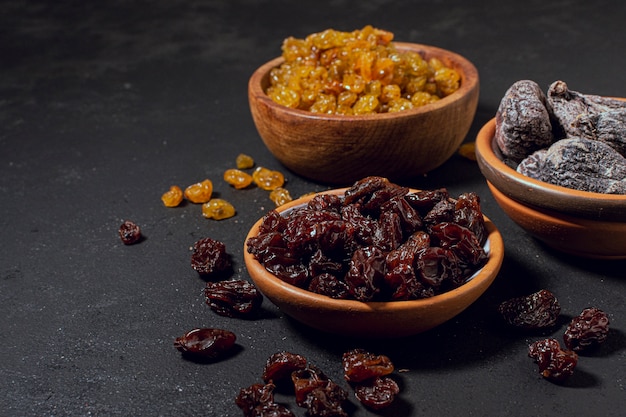 Photo energy dry fruit and nuts in bowls