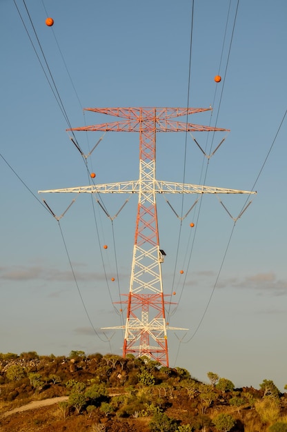 青い空にエネルギー電気パワー パイロン