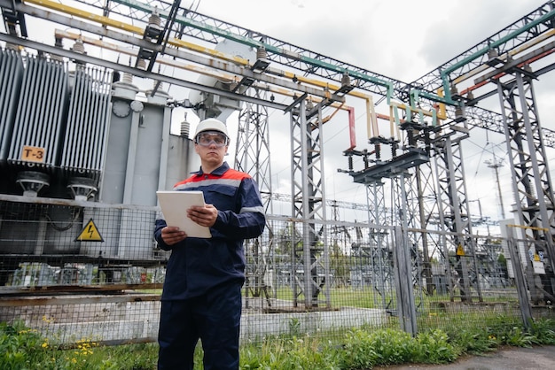 エネルギーエンジニアは、変電所の設備を検査します。パワー工学。業界。