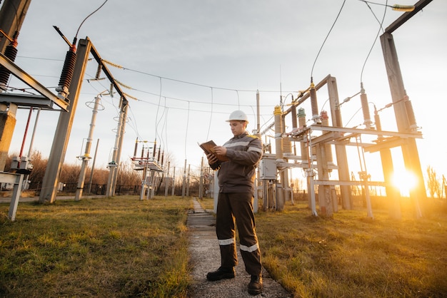 L'ingegnere energetico ispeziona le apparecchiature della sottostazione. ingegneria energetica. industria