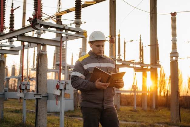 L'ingegnere energetico ispeziona le apparecchiature della sottostazione. ingegneria energetica. industria