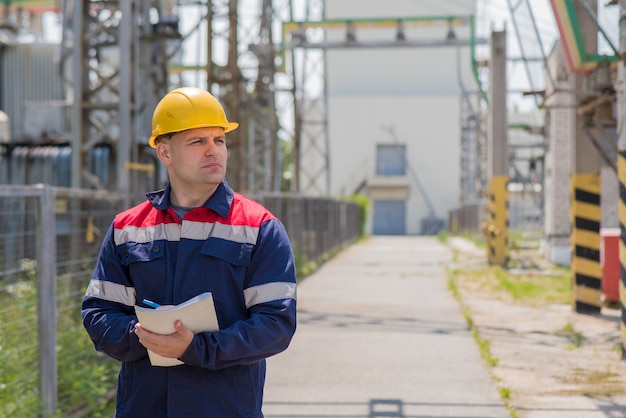 L'ingegnere energetico ispeziona le apparecchiature della sottostazione.