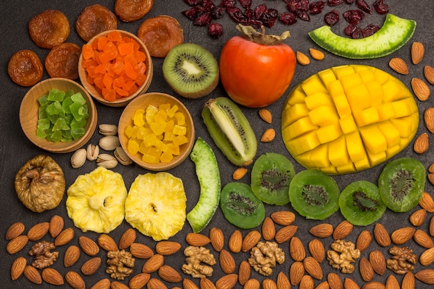 Snack energetico frutta candita, frutta secca noce. cibo vegano vegetale. concetto di alimentazione sana.