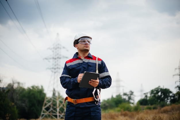 Un lavoratore dell'energia ispeziona le linee elettriche. energia.