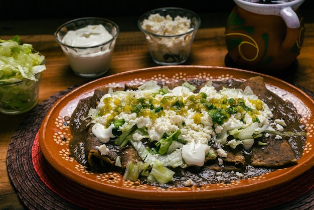 写真 enfrijoladas 粘土皿で提供 典型的なメキシコ料理 クリームとチーズの豆のタコス