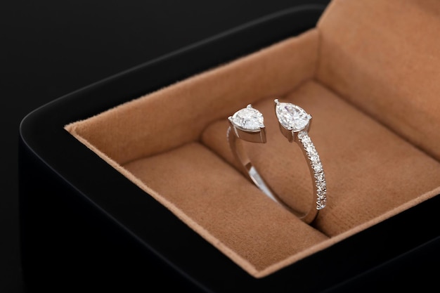 Фото Помолвочное золотое кольцо с роскошным бриллиантом
