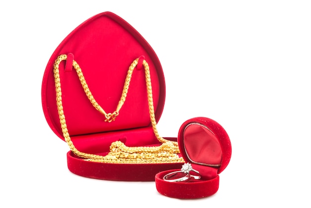 Обручальное кольцо и золотые украшения
