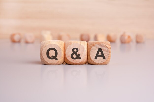 Увлекательная и интерактивная сессия QA с креативным визуальным представлением деревянных блоков