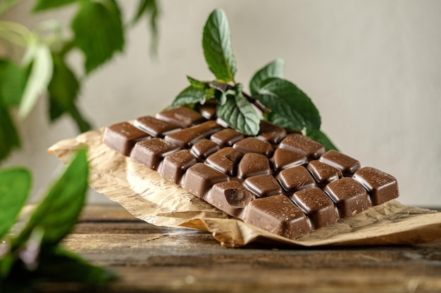 enge foto van chocolade lelijke foto van melkchocolade plakjes chocolade op witte achtergrond