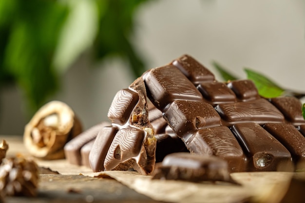 Enge foto van chocolade lelijke foto van melkchocolade plakjes chocolade op witte achtergrond