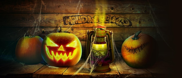 Enge Halloween-pompoen met ogen die binnen op houten achtergrond gloeien
