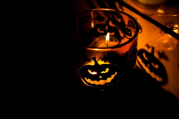 Enge oranje halloween-pompoen Halloween-schaduwen in een glas