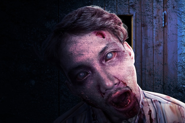 Enge zombie met bloed en wond op zijn lichaam die in het verlaten gebouw staat