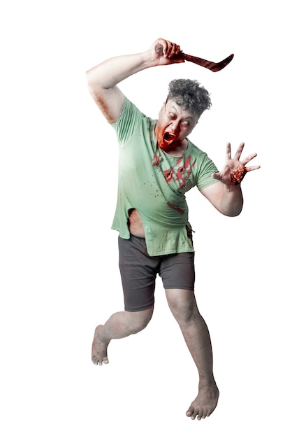 Foto enge zombie met bloed en wond op zijn lichaam met sikkel staande geïsoleerd op witte achtergrond