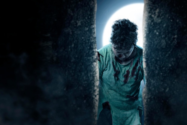 Enge zombie met bloed en wond op zijn lichaam staan