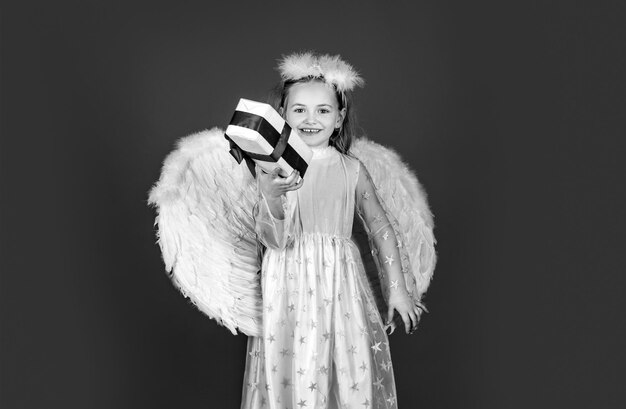 Engel kinderen meisje met witte vleugels schattig baby kind met engel vleugels engel kinderen met geschenk