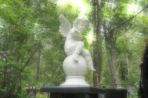 Engel op de begraafplaats Monument bij het graf van een kind Sculptuur in de vorm van een engel