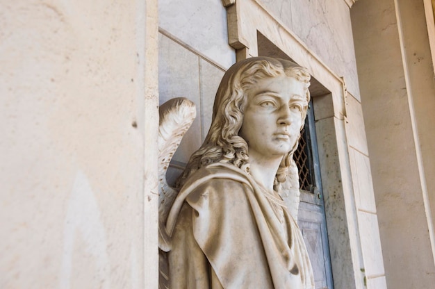 Engelbeeld bij de muur van de kerk