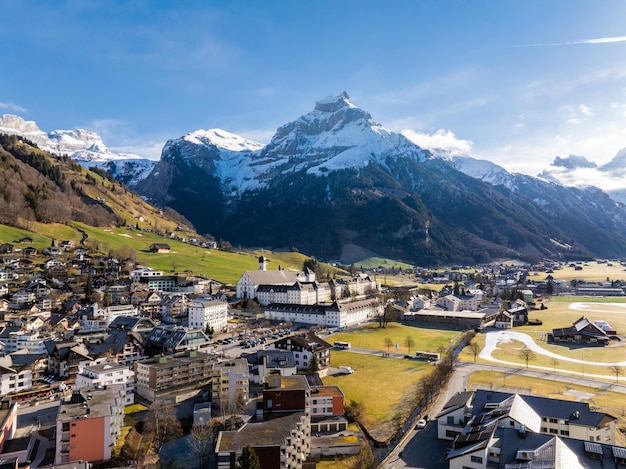 Engelberg, een badplaats in de Zwitserse Alpen, is schilderachtig tijdens de lenteovergang.